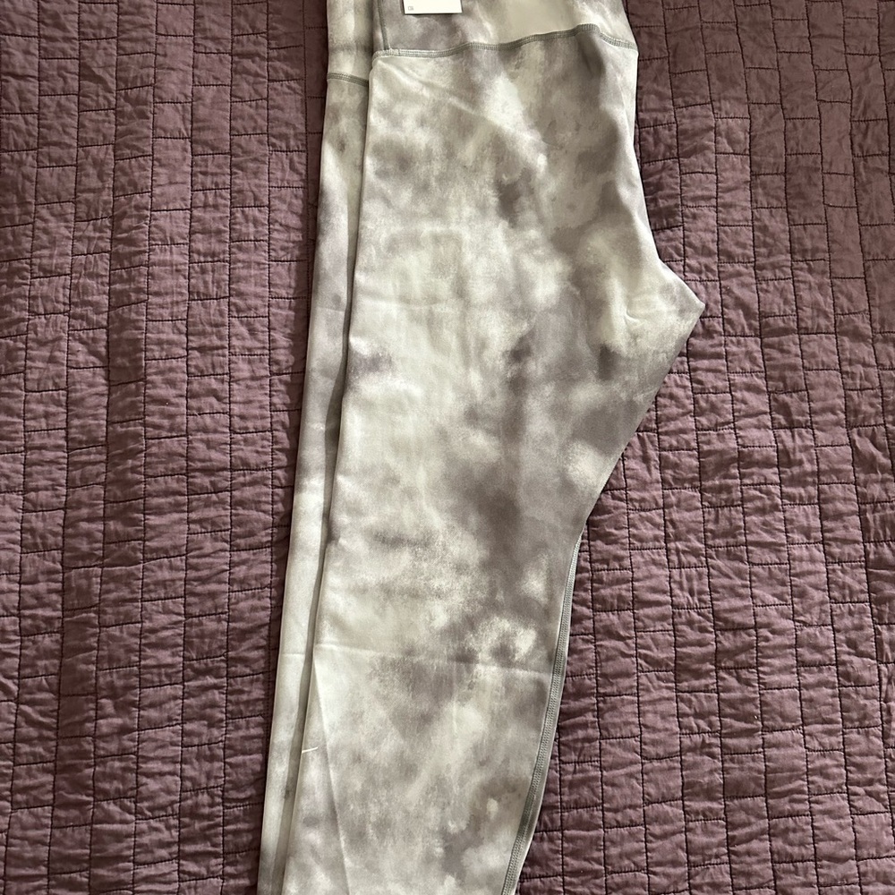 Nike cropped leggings new w/tags - Picture 2 of 4